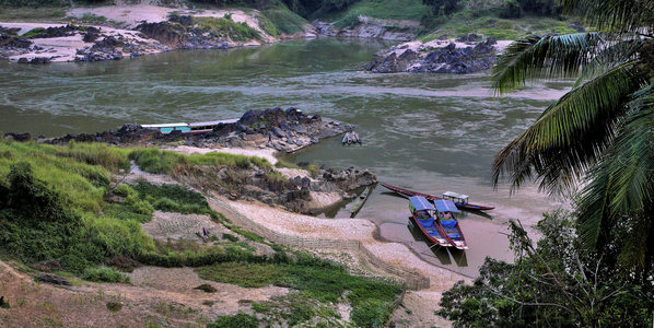 Laos, northern province of Pakbeng, bank of the Mekong river (photo)