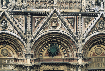 Facade of Siena Cathedral, upper part of the door, Siena, Italy (photo)