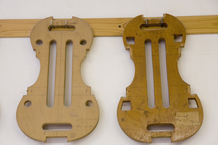 Violin making workshop in Cremone (photo)