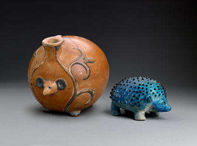 Model hedgehog from Abydos grave 416 (faience) and hedgehog vase from the Abydos grave D11 (pottery)