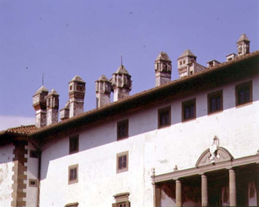 View of the facade, detail of the chimneys (photo)