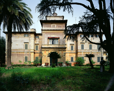 View of the main facade, detail of the entrance, 16th century (photo)
