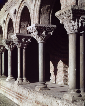 Romanesque architecture (13th century): Cloister of Saint Pierre Abbey (Saint-Pierre) of Moissac, Tarn et Garonne, Languedoc, France