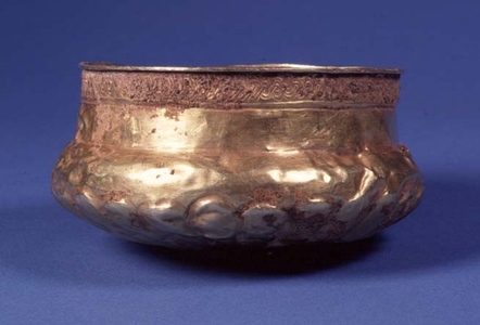 Bowl with an incised rosette design and petal pattern radiating up to a straight collar with a guilloche band, c.4th-3rd century BC (gold)