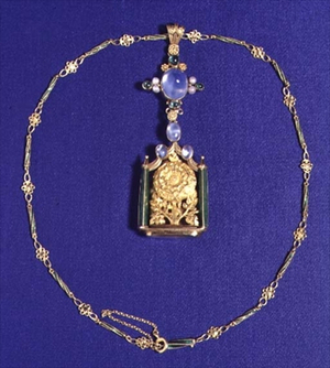 Pendant and chain in gold enamel, pearls, opals and emeralds, c.1910