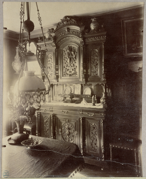 Interior of the home of an employee in the Louvre shops, rue St. Jacques, Paris, 1910 (photo)