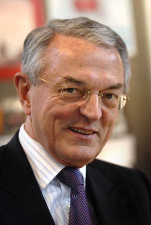 PORTRAIT OF WRITER AND SENATOR JEAN ARTHUIS AT THE 2007 BOOK FAIR.