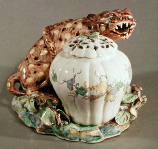 Pot pourri with a Chinese pattern and a cat, from Chantilly (porcelain)