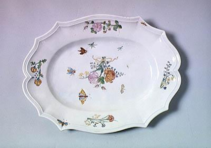 Oval plate with a floral decoration, from Chantilly (porcelain)