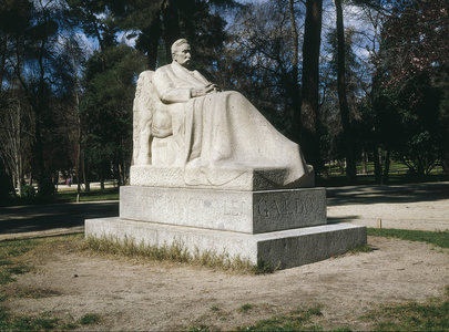 Portrait of Benito Perez Galdos (1843-1920), sculpture 1918 by Victorino Macho Rogado (1887-1966). Monument to Perez Galdos. 1918. (2.10 x 1.13 x 2.20 m.). SPAIN. MADRID (AUTONOMOUS COMMUNITY). Madrid. Retiro Park. Work unveil in 1919 with the presence of Victorio Macho and Perez Galdos. Sculpture on rock