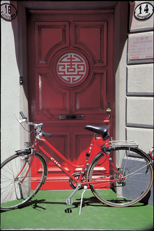 Bicycle at wooden door , Lucerne, Switzerland (photo)