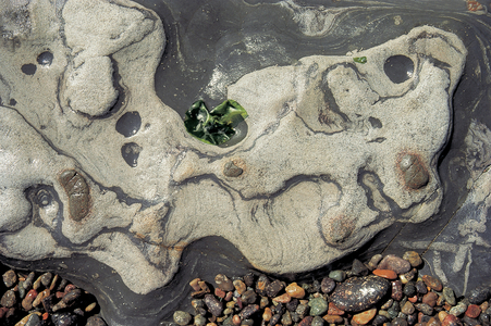Rock and pebbles (photo)