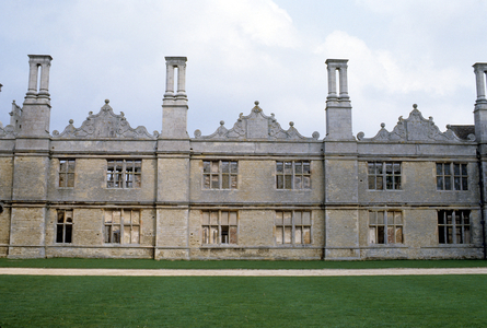 West front of the hall, built 1570 (photo)
