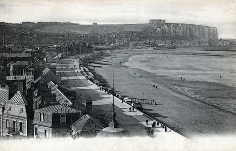View of the seaside resort of Mers-les-Bains (Mers les bains) in Picardy (The treport in the background) Postcard 1910 Private collection