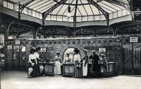 Thermal tourism: view of water donors and curists at the source Ladies a Vichy, Allier 1905 ca. (spa tourism: water givers in Vichy, France, 1905 ca) Postcard Private collection