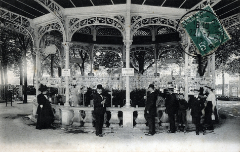 Thermal tourism: the source of the hospital and its curists in Vichy, Allier 1905 ca. (spa tourism: the hospital source in Vichy, France, 1905 ca) Postcard Private collection