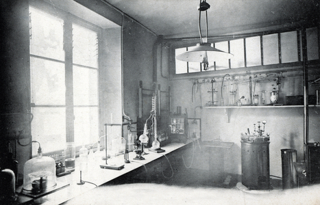 View of the Chemistry Laboratory of the Saint Martin Military Hospital (Convent of Recollets) in Paris (St Martin military hospital) Postcard