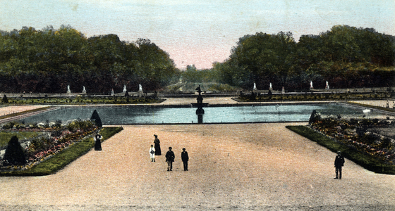 View of the parterre of the castle of Fontainebleau, Seine et marne Postcard ca. 1910