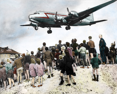 Berliners observe the arrival of airplanes, approaching Berlin Tempelhof airport, 1948 (photo)