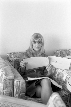 American actress Sue Lyon, sitting on a sofa and reading a booklet, Lido, Venice, 1973 : Sitting On A Sofa