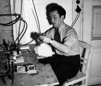 World War II (1939-1945): Munich (Germany) March 10, 1947: In a training school for dental prosthesists sponsored by the Worls Organization for Reconstruction and Training for Jews who were persecuted by the Nazis, a rescape of Auschwitz Josef Zawelewski makes a false tooth.