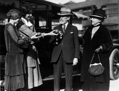 Pasadena (California), USA, December 1925: Cyrus Hermann Kotzschmar Curtis (1850-1933), the multi-millionaire publisher, and his wife Kate Stanwood Cutter Pillsbury receive oranges from young girls on their arrival in the city - Pasadena, California, USA, December 1925: Cyrus Hermann Kotzschmar Curtis (1850 1933) and his wife Kate Stanwood Cutter Pillsbury are greeted with oranges from California girls upon their arrival in Pasadena