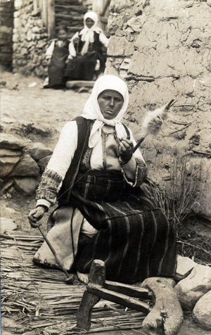 Macedoine: Woman spinning wool with cattail - Postcard 1914-1918