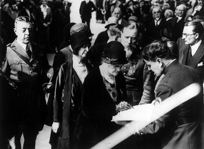 Paris (France) early 1920s: One of the American “Gold Star Mothers”, mothers whose sons died in 14-18, signs the Golden Book of the Tomb of the Unknown Soldier under the Arc de Triomphe. Behind it, General Henri Gouraud (1867-1946) and Colonel Richard Ellis - Paris, France, beginning 1920s: American Gold Star Mother signing her name in the Book of Gold at the Tomb of the Unknown Soldier at the Arc de Triomphe