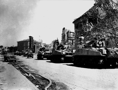 Second World War (1939-1945): Bayreuth (Germany) April 15, 1945: After the capture of Richard Wagner's hometown, a column of M4 Sherman from the 11th DB of the Third US Army in a street devasted from the city.