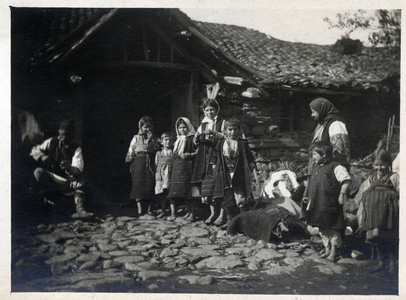 Macedoine, Greece: a family of peasants - Postcard 1914-1918