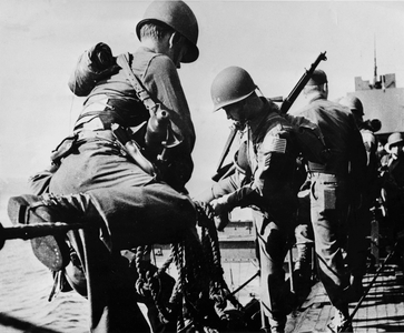 WWII:Off Arzew (Algeria) November 8, 1942: American soldiers cross the sail to descend into the assault coves that will take them to the beach