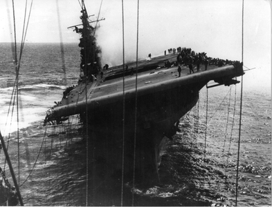 WWII:Ocean Pacific around 22 March 1945: After being seriously damaged by an attack by Japanese Kamikaze aircraft on 19 March and having lost more than 300 crew members, the American aircraft carrier USS Franklin (CV 13) is heading to the United States