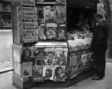 WWII:Paris (France) Summer 1945: A Parisian bought the magazine Voir (magazine of the American Ministry of Information)