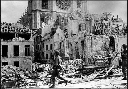 Second World War (1939-1945): Mantes (Eure) France 22 August 1944. Two infantry from the 79th U.S. D.I in front of the cathedral of the city after the liberation of the city. Photography