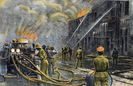Greece, Saloniki (or Thessaloniki): English and French soldiers firing fire on the dock, probably during the fire of 1917 - Postcard 1914-1918