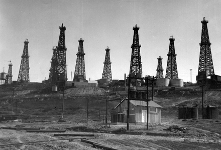 Near Long Beach (California) USA around 1924: View of a derricks field (oil well) on the municipality of Signal Hill