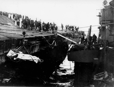 WWII:Ocean Pacific March 19, 1945: The USS Pittsburgh (CA-72) - right - is apprehended to evacuate the wounded of the American aircraft carrier USS Franklin (CV13), which was seriously damaged by an attack by Japanese suicide aircraft Kamikaze and which lost more than 300 members of age