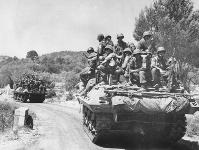 Operation Dragon-Anvil: US infantrymen on tanks head to hinterland, 1944 (photo)