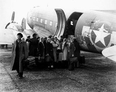 WWII:Airport of the 9th USAF (Germany) around June 14, 1945: According to the Yalta agreements, Sovietic nationals are returned to the Russian Zone. Here, labour deportes (DP) or free Sovietic prisoners of war board the C47s who will take them to the sovietic zone.