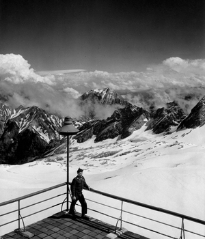 Second World War (1939-1945): Garmisch (Germany) July 11, 1948: On the terrace of the mountain hotel Schneefernerhaus, a GI's enjoys the panorama and the ski slopes. This hotel has been transformed by the US Army into a rest and permission center for American occupation troops.
