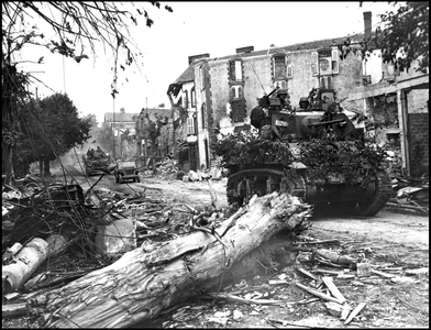 Second World War (1939-1945): crossing the city of Coutances (Normandy) by the Sherman M4 camoufles of the 4th Blindee US Division. Photography July 1944.