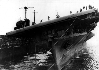 WWII:Ocean Pacific March 19, 1945: USS Pittsburgh (CA-72) - left - apprehended to evacuate the wounded of the American aircraft carrier USS Franklin (CV13) seriously damaged by an attack by Japanese suicide bombers Kamikaze and lost more than 300 crew members