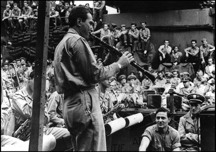 World War II (1939-1945): American clarinetist Artie Shaw (1910-2004), conductor in the US Navy, during his recital on an aircraft carrier in the South Pacific, 1944. Photography.