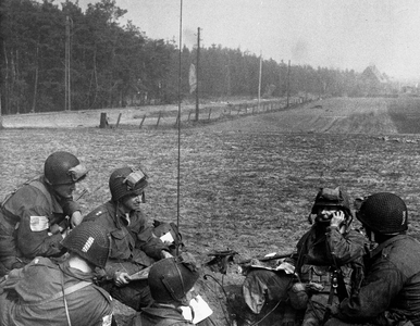 WWII:Near Wesel (Germany) March 24, 1945: At dawn, on the east bank of the Rhine, second from the right, General William Miley (CG of the 17th American Aeroportee Division of the 1st Armee Aeroportee) who installed his PC a few minutes later landing around 3 o'clock from the morning