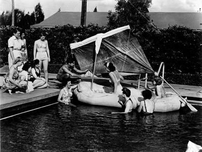 WWII:Morrison Field, West Palm Beach (Florida) USA 1946: Formation of former WACS (Women Army Corps) at the metier of air hotesses. Lifeboat Operation Exercise