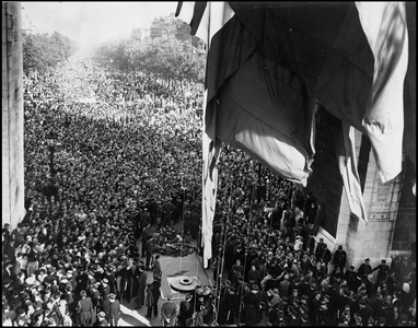 Second World War (1939-1945): On the announcement of the unconditional surrender of Nazi Germany, the crowd gathered at the Arc de Triomphe and around the Tomb of the Unknown Soldier. Paris (France, 8 May 1945).
