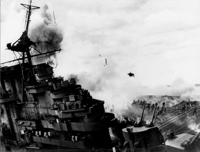 WWII: Ocean Pacific March 19, 1945: Violent explosion when the fire creams of the American aircraft carrier USS Franklin (CV13) seriously damaged by an attack on Japanese suicide bombers Kamikaze and which lost more than 300 crew members