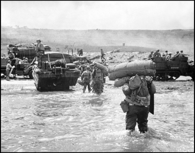 Debarking in Normandy on June 6, 1944 (D Day or D Day): American troops unbarking a LCVP on Omaha Beach. Photograph of June 6, 1944.