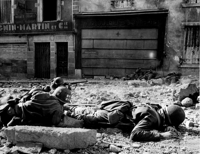 Second World War (1939-1945): Liberation of Maizieres les Metz (Maizieres-les-Metz), 29-30 October 1944: A nurse heals a captain of the 357th RI of the 90th DI US, under the fire of the enemy (WWII, Battle of Maizieres les Metz, Moselle, Lorraine, France, 29th-30th October 1944) Photography