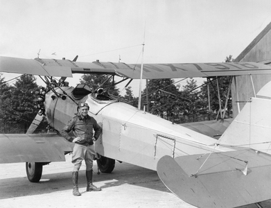 Mitchel Aerodrome (Long Island), USA, September 1929: Lieutenant James Harold Doolittle (Jimmy Doolittle) (1896-1993) in front of his aircraft equipped with the fog system on which he made a first flight without any visibility and only to instruments - Mitchel Field, Long Island, USA, September 1929: Lieutenant James Harold Doolittle (Jimmy Doolittle) (1896-1993) beside the plane equipped with anti fog invention